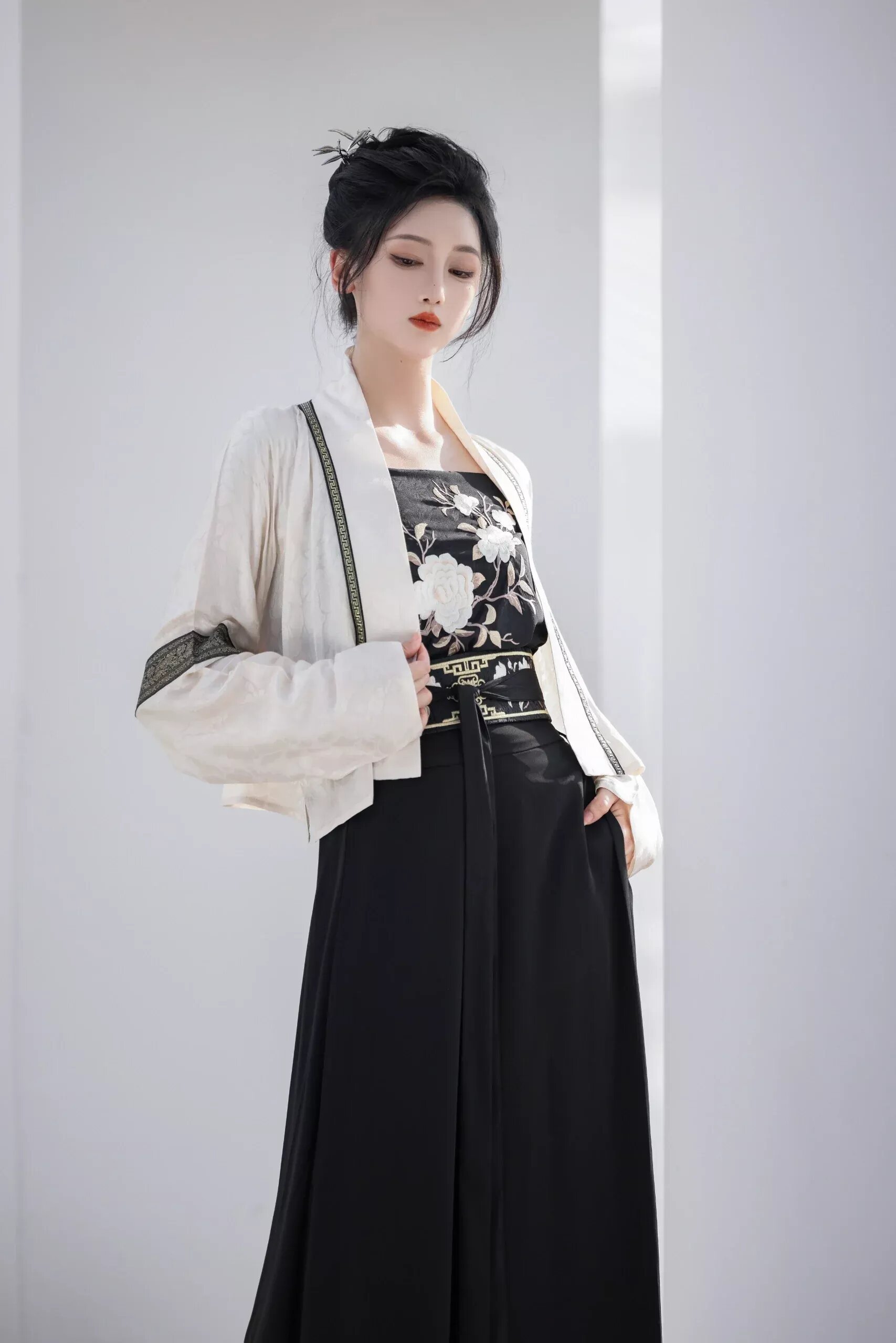 Embracing Modernity in a Summer Cheongsam:Youthful Styles and Innovations Embracing Modernity in a Summer Cheongsam:Youthful Styles and Innovations
