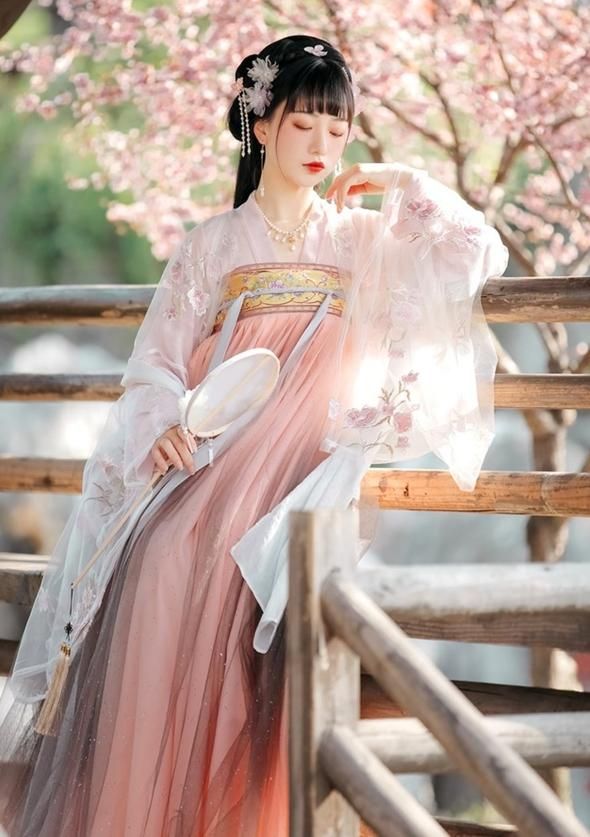 Reconstructing the Ancient Beauty:Womens Hanfu War-Era Straight-Skirt Style Reconstructing the Ancient Beauty:Womens Hanfu War-Era Straight-Skirt Style