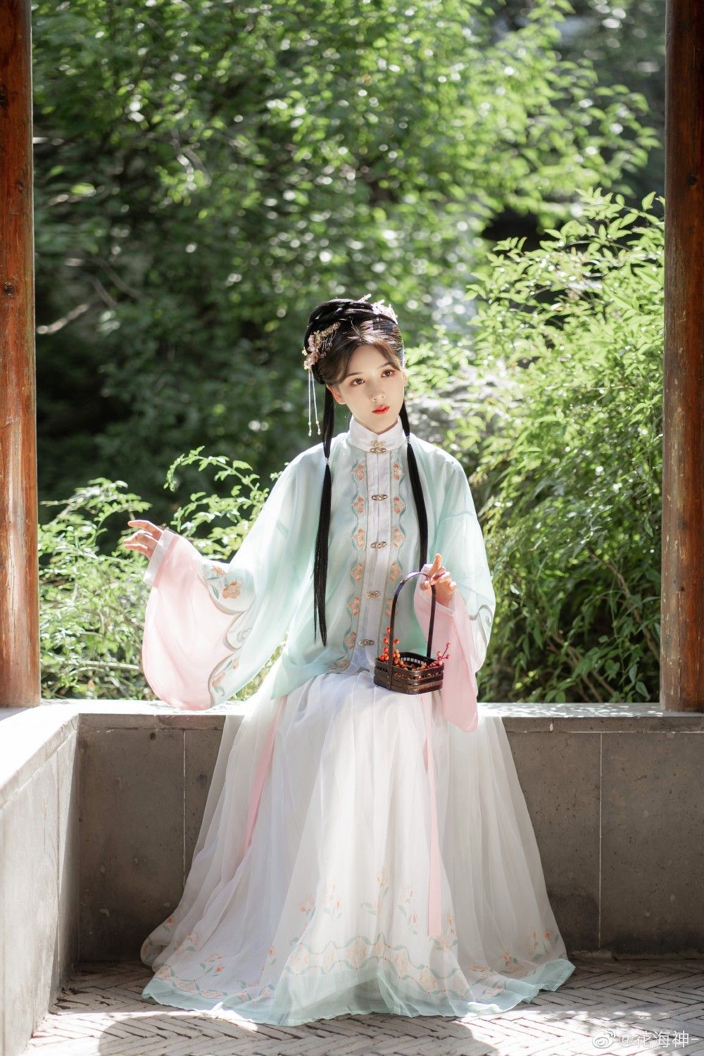 Young and Curvier:The Revival of the Cheongsam for Modern Micro-Curvy Women Young and Curvier:The Revival of the Cheongsam for Modern Micro-Curvy Women
