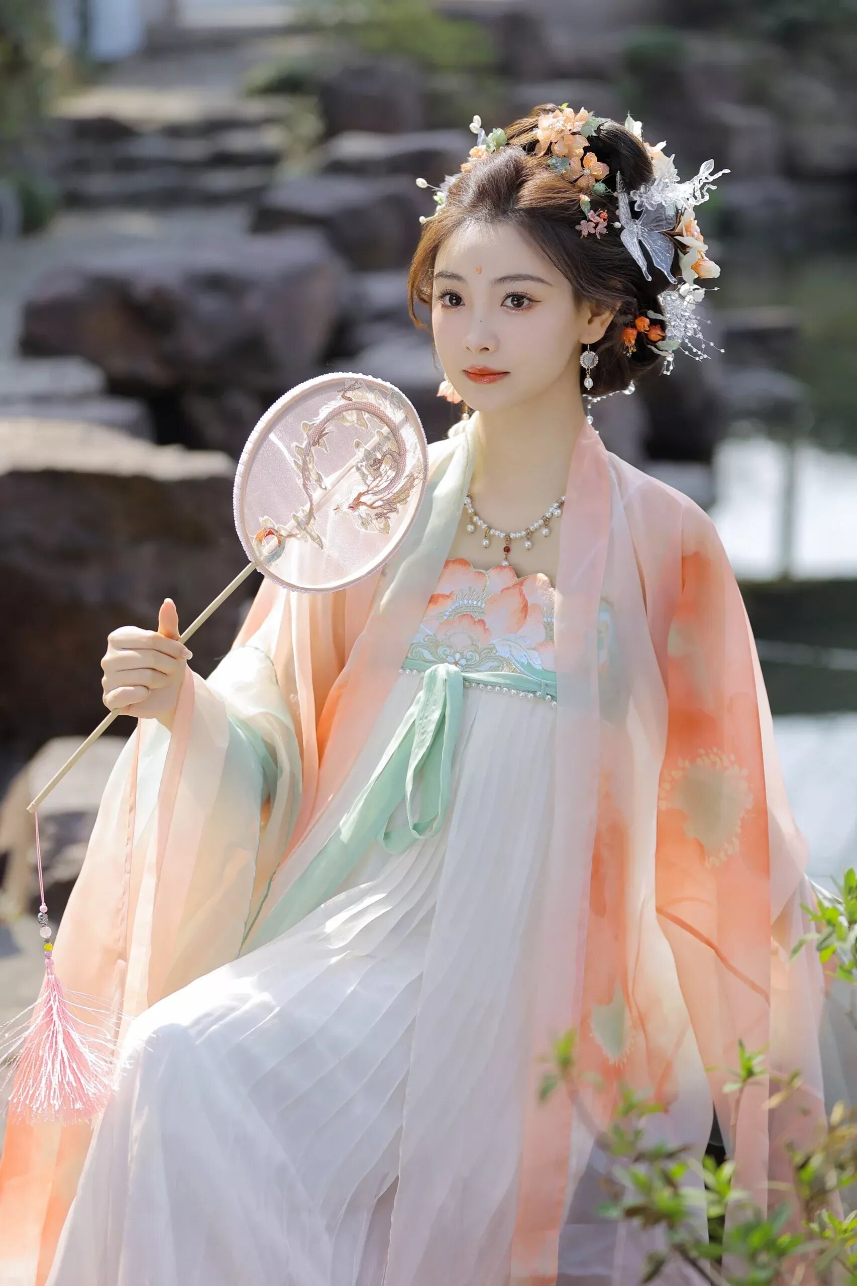 Petite Charmers in Summer:The Rise of the Lightweight Cheongsam for the Little Women Petite Charmers in Summer:The Rise of the Lightweight Cheongsam for the Little Women