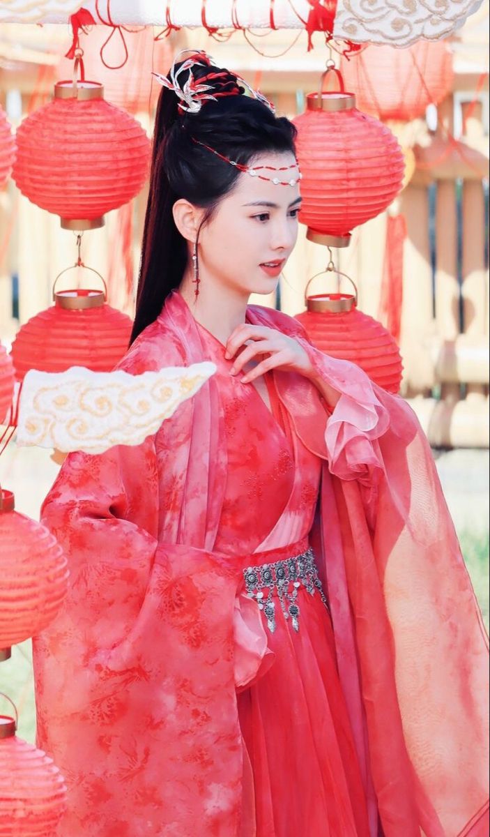 Encounter with the Divine Deer:Exploring the World of Hanfu through Shisanplus Encounter with the Divine Deer:Exploring the World of Hanfu through Shisanplus