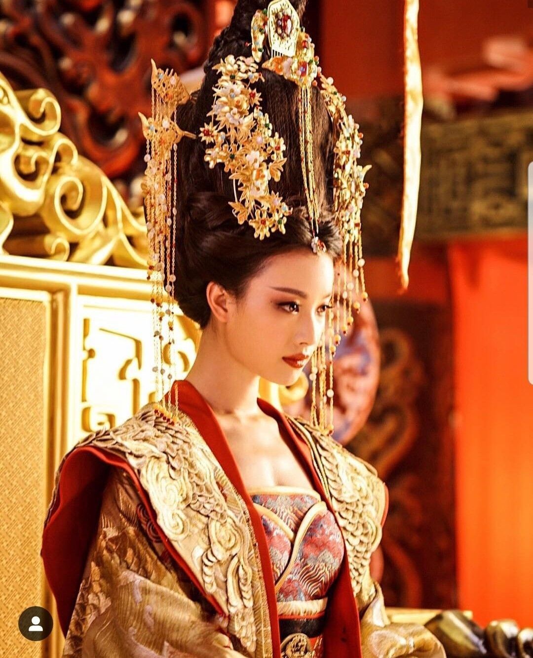 The Splendid Charm of Hanfu Scalloped-Edge Blouses with Embroidery The Splendid Charm of Hanfu Scalloped-Edge Blouses with Embroidery