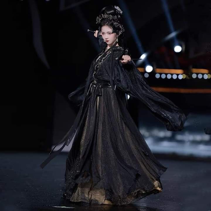 Embracing Modernity in Traditional Chinese Style:The Evolution of Long-sleeved Cheongsam Embracing Modernity in Traditional Chinese Style:The Evolution of Long-sleeved Cheongsam