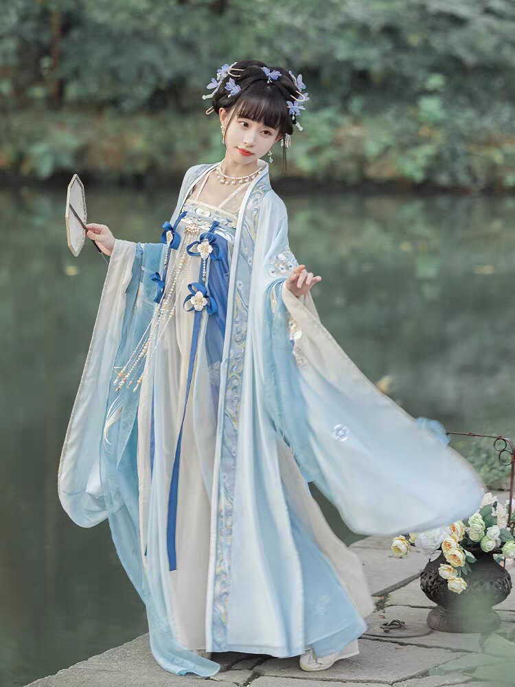 A 10-Year-Old Girls Journey into the World of Hanfu Chinese Traditional Clothing) A 10-Year-Old Girls Journey into the World of Hanfu Chinese Traditional Clothing)