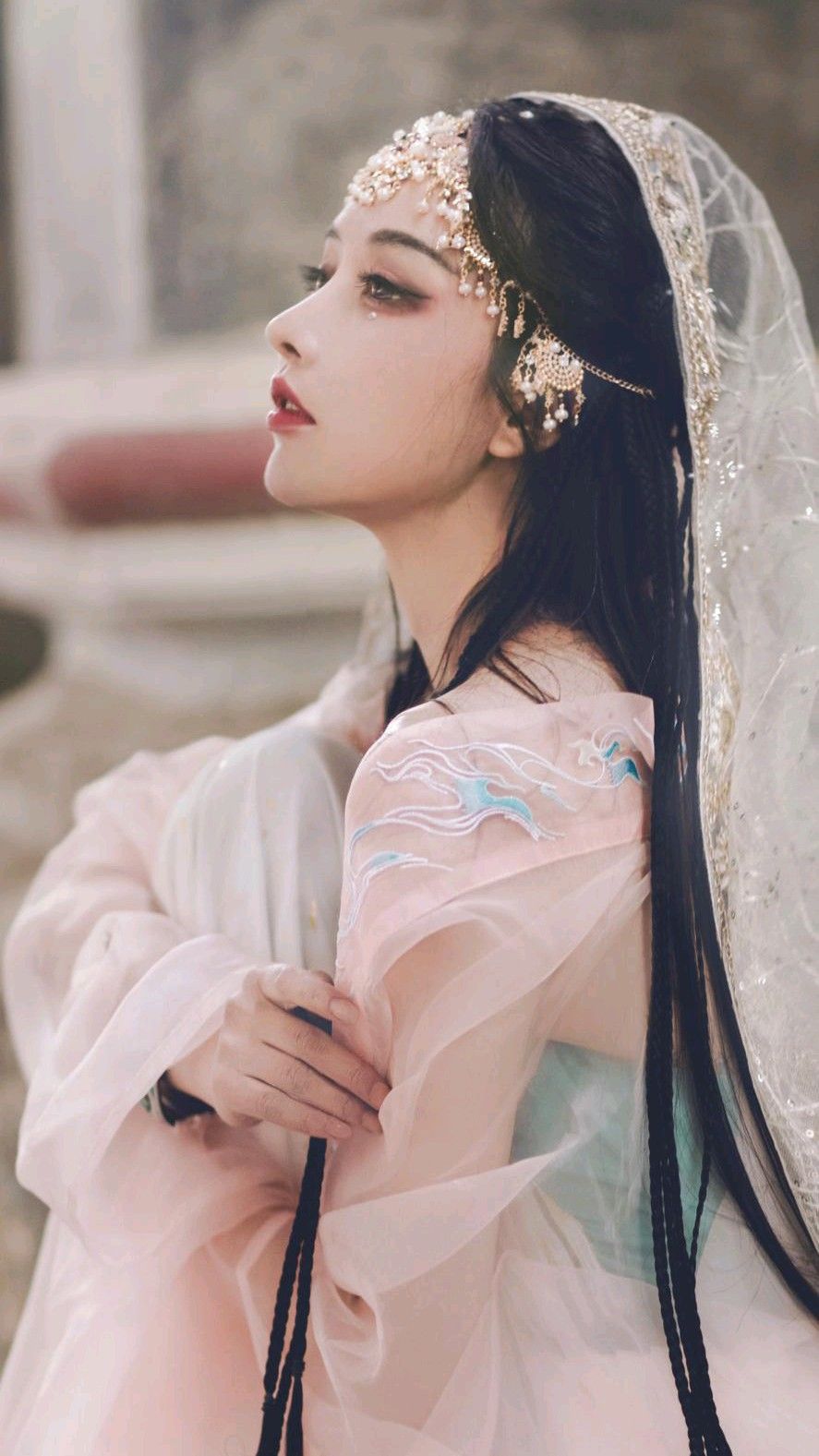 Summer in a Long Cheongsam:The Elegance of a Qipao-Wearing Woman Summer in a Long Cheongsam:The Elegance of a Qipao-Wearing Woman