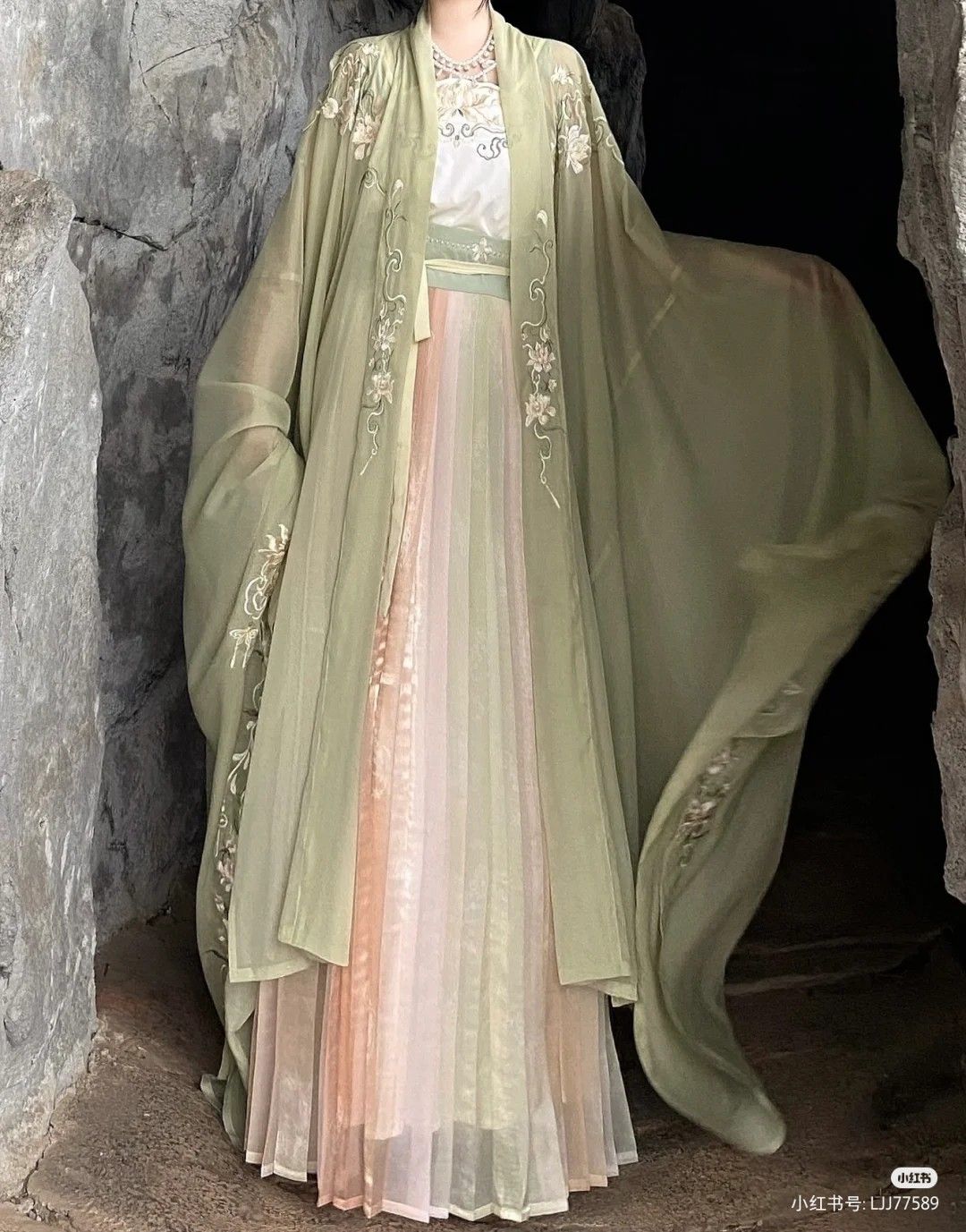 Traditional Chinese Womens Hanfu Costumes:A Glimpse into the Splendor of Ancient Times Traditional Chinese Womens Hanfu Costumes:A Glimpse into the Splendor of Ancient Times