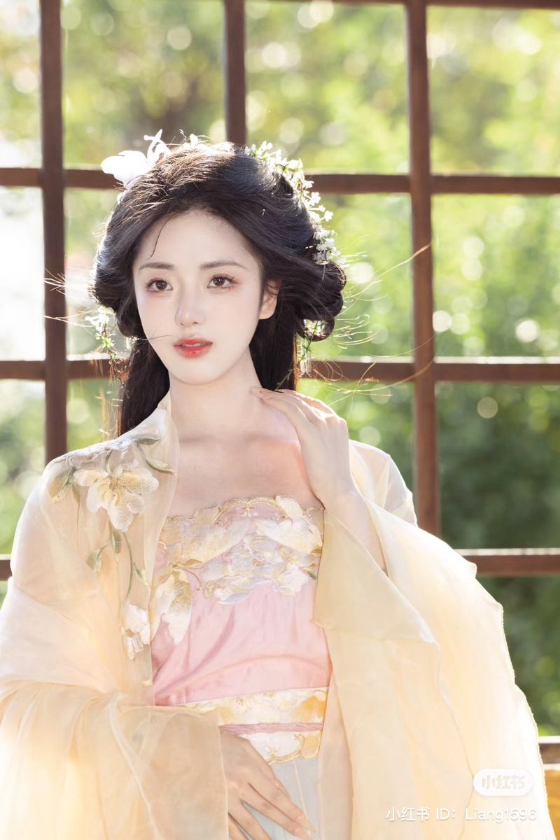 Children Embracing Traditional Elegance:Hanfu Accessories and Hand-held Fans Children Embracing Traditional Elegance:Hanfu Accessories and Hand-held Fans