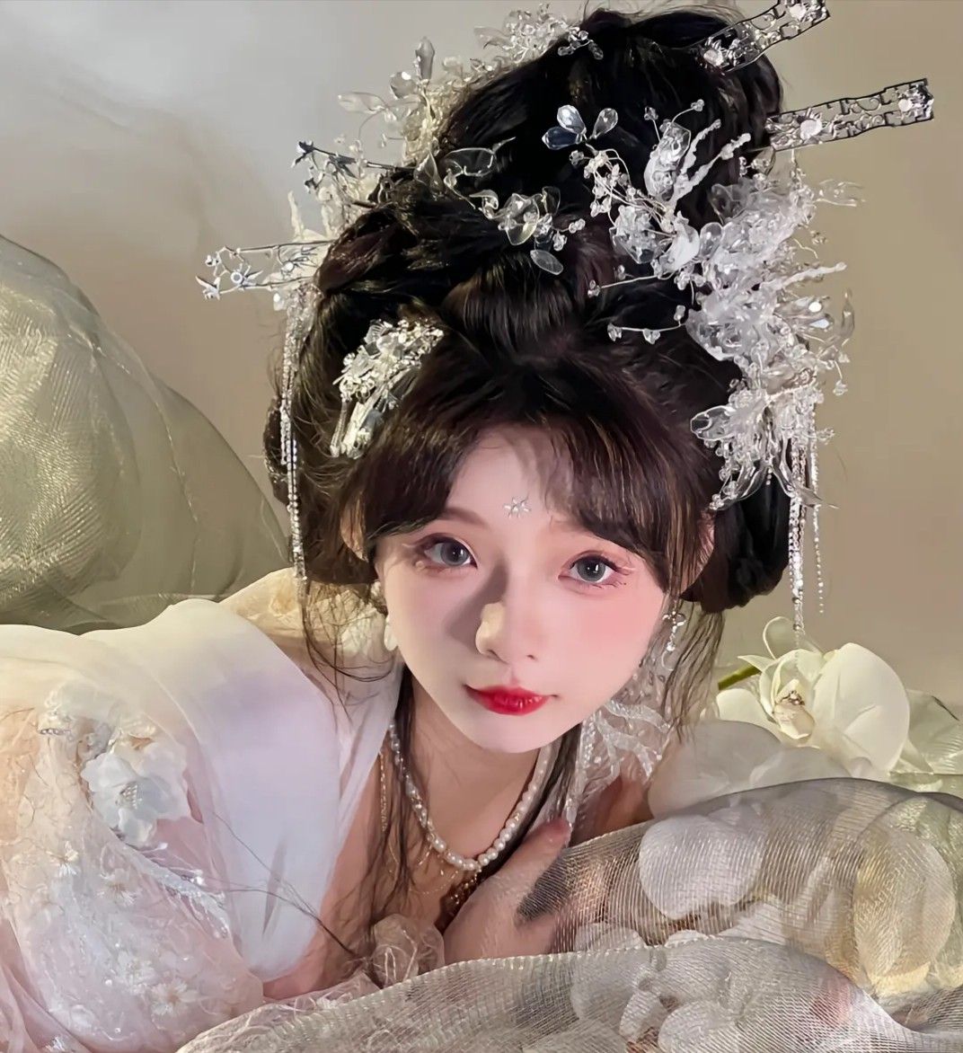 White Blouse and Horseface Skirt:A Fashionable Fusion White Blouse and Horseface Skirt:A Fashionable Fusion