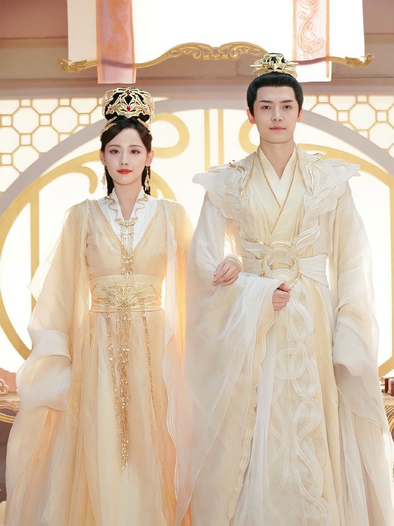 Embracing the Summer in a Refined Qipao:The Evolution of Traditional Chinese Dress for Modern Women