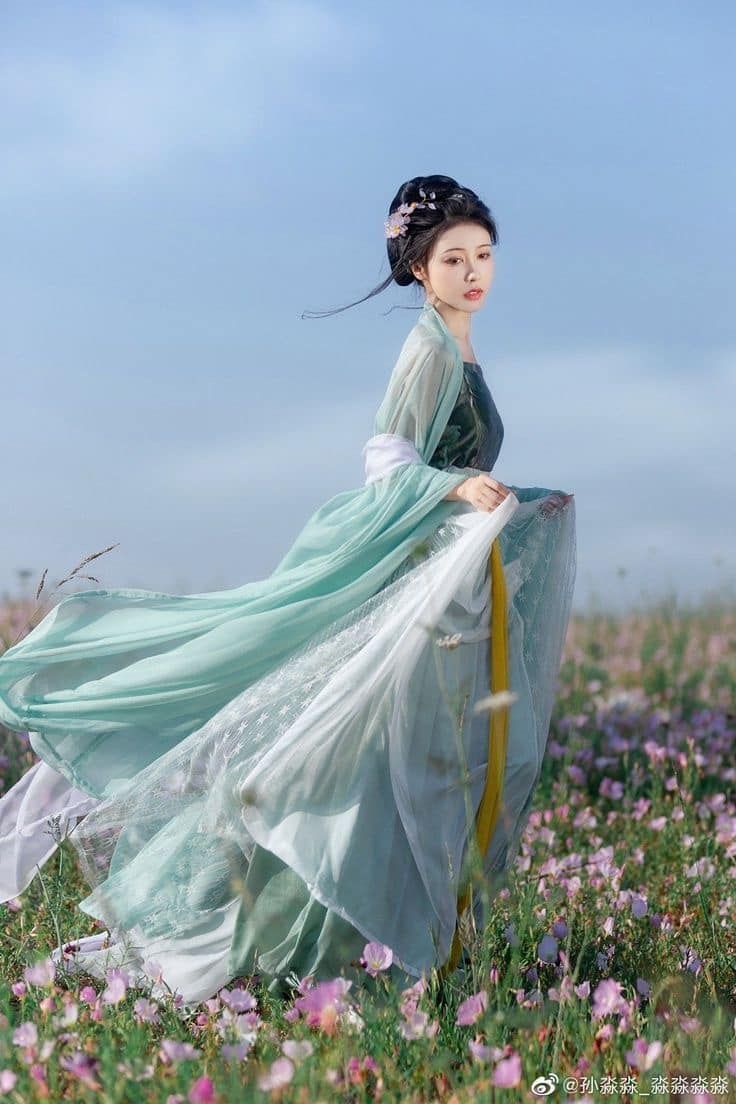 The Splendor of Hanfu:A Closer Look at the Fringes of Umbrellas The Splendor of Hanfu:A Closer Look at the Fringes of Umbrellas