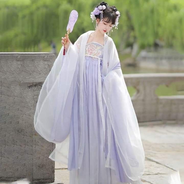 Encounter between the Legendary Beauty Dian Kuan and the Splendor of Hu Xuan Hanfu Encounter between the Legendary Beauty Dian Kuan and the Splendor of Hu Xuan Hanfu