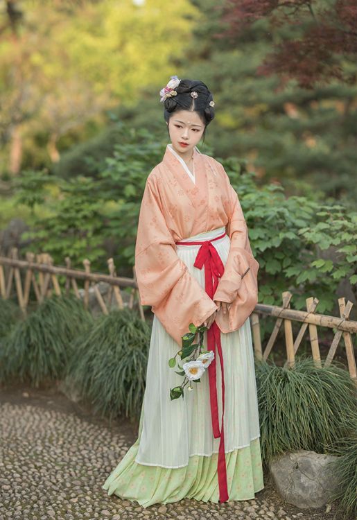 Modernizing the Cheongsam for Modern Female Students:The Evolution of a Traditional Classic Modernizing the Cheongsam for Modern Female Students:The Evolution of a Traditional Classic