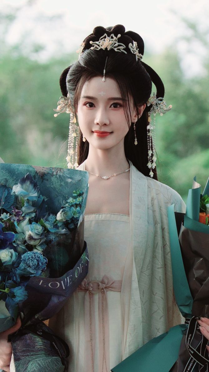 Blue Hanfu Accessories:Elaborating on Headwear to Complete the Traditional Look Blue Hanfu Accessories:Elaborating on Headwear to Complete the Traditional Look