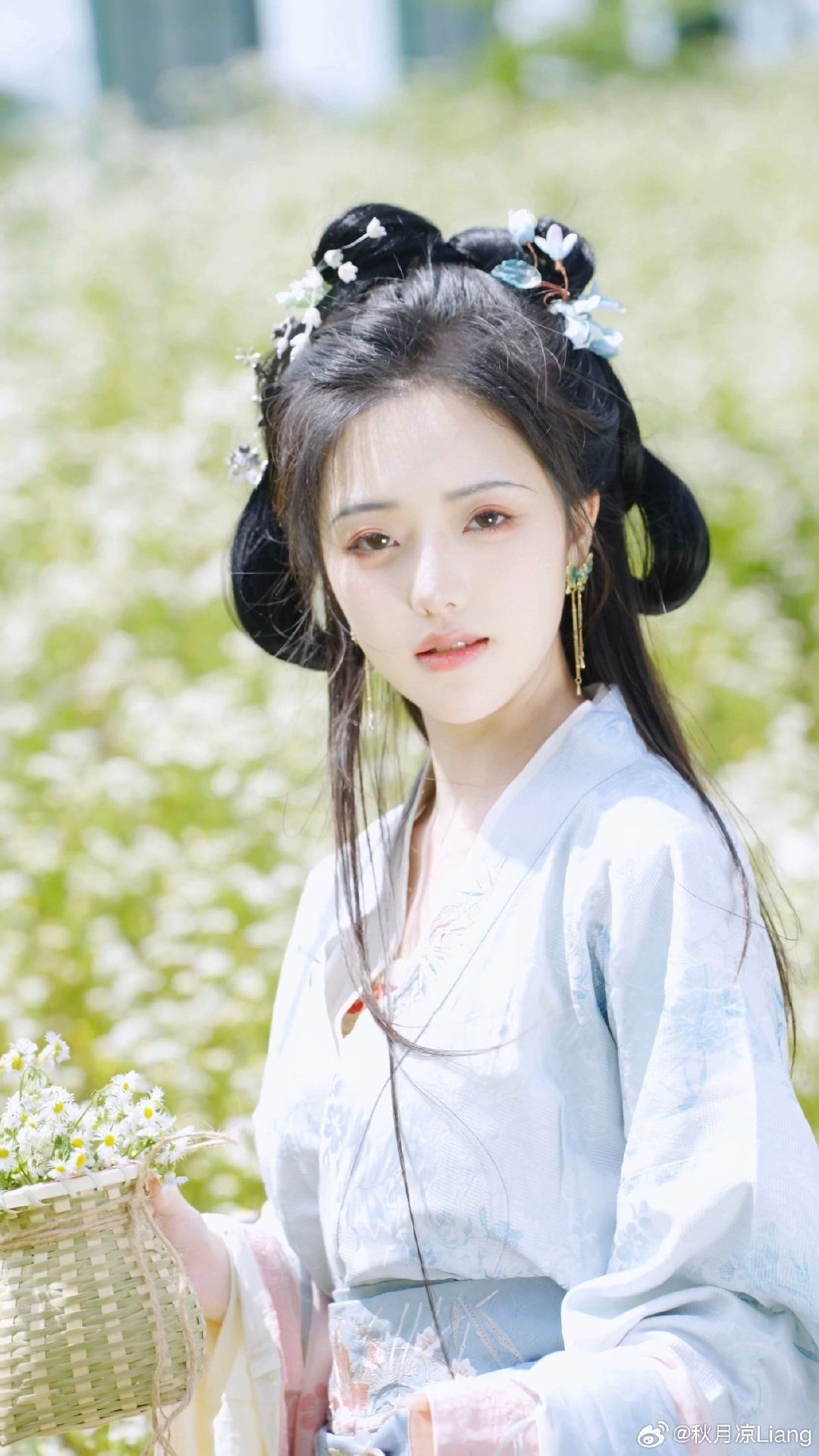The Evolution of Aircraft-Inspired Hanfu Shirts with Loose-fitting Sleeves The Evolution of Aircraft-Inspired Hanfu Shirts with Loose-fitting Sleeves