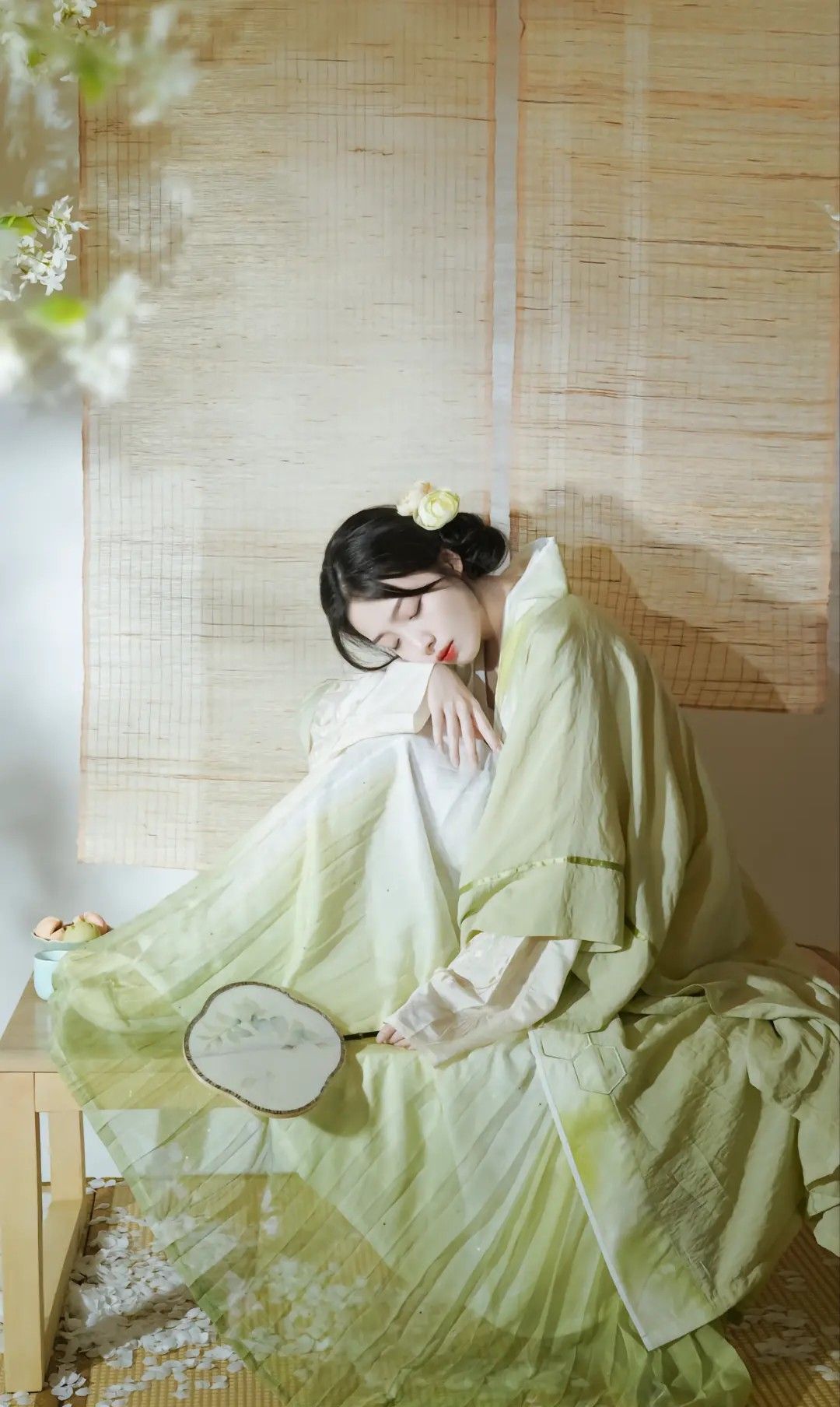 The Charm of Hanfu:A Little Girl in a Chest-High Robe and Skirt The Charm of Hanfu:A Little Girl in a Chest-High Robe and Skirt