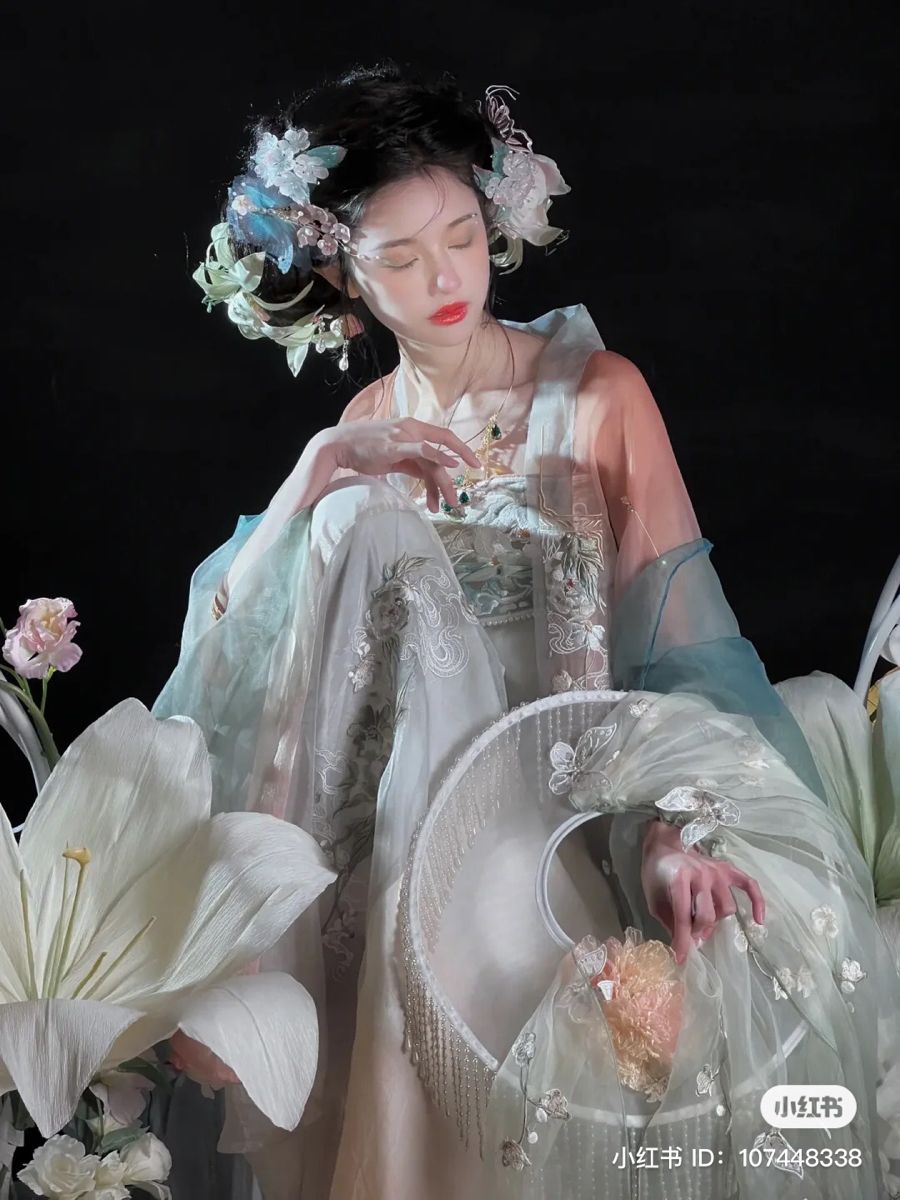 Embroidery in Ancient Hanfu Costumes:A Focus on the Elegant汉服女装 Embroidery in Ancient Hanfu Costumes:A Focus on the Elegant汉服女装