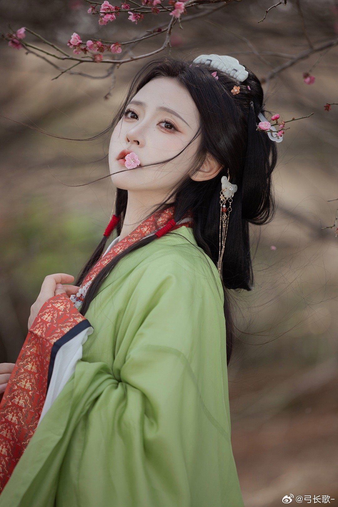 The Elegance of Hanfu:A Tale of a Little Girl in a Trailing Robe The Elegance of Hanfu:A Tale of a Little Girl in a Trailing Robe