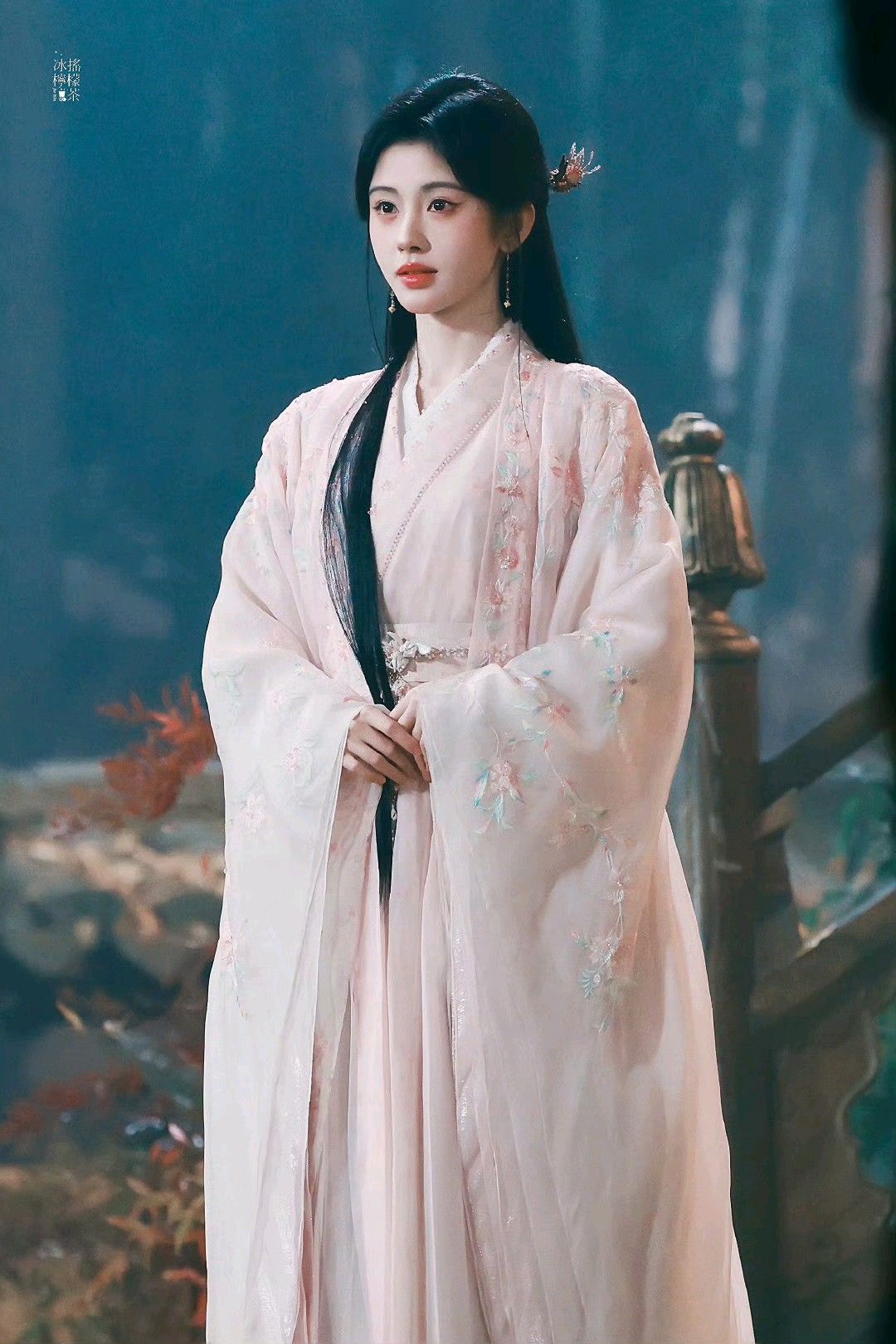 The Charm of Qipao with Furry Jacket:A Fashion Statement in Chinese Traditional Elegance The Charm of Qipao with Furry Jacket:A Fashion Statement in Chinese Traditional Elegance