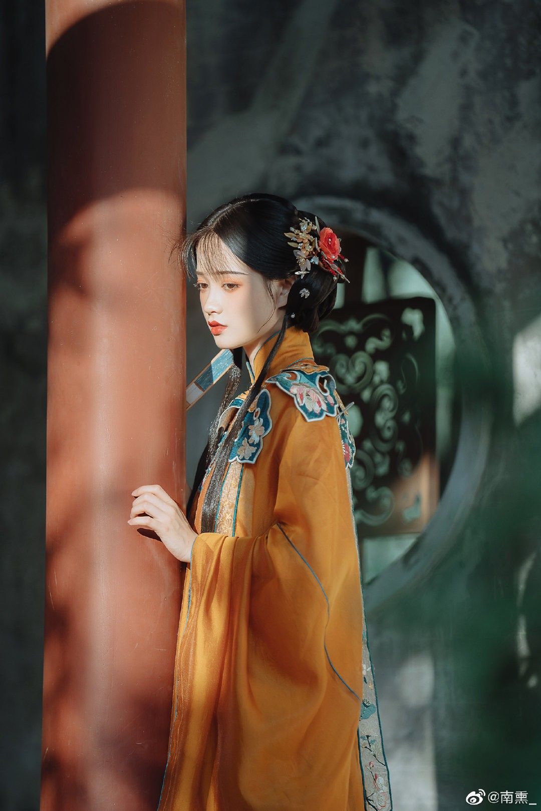 Modernizing the Classic Cheongsam with a Twist of Fashionable Halter-Style Blouse Modernizing the Classic Cheongsam with a Twist of Fashionable Halter-Style Blouse