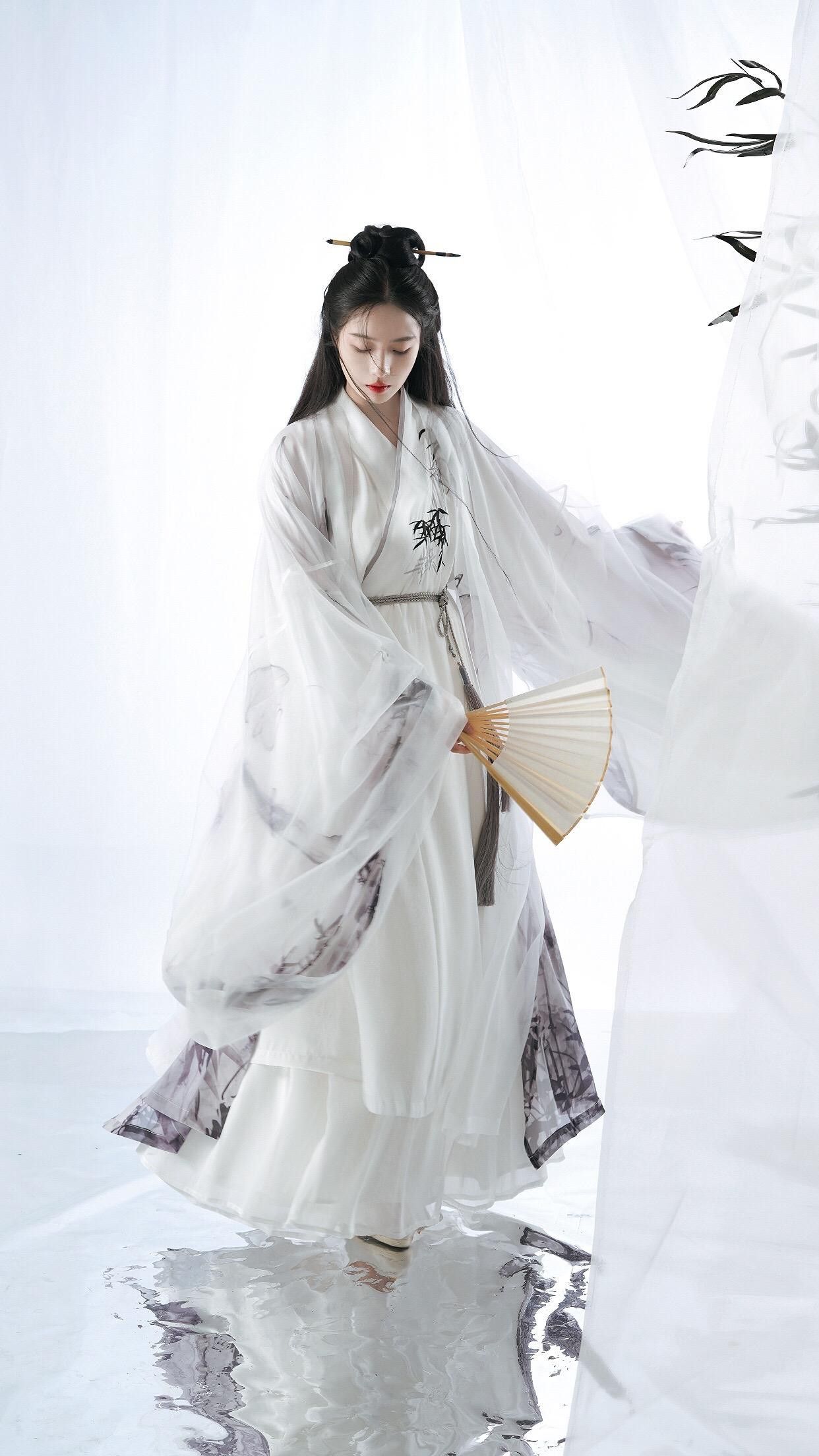 Enhancing Traditional Hanfu for Modern Daily Wear:A Journey of Evolution and Adaptation Enhancing Traditional Hanfu for Modern Daily Wear:A Journey of Evolution and Adaptation
