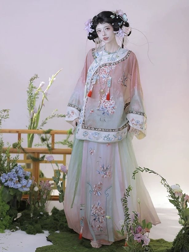 Embracing the New Sino-Modern Cheongsam:The Charm of Petite Black Flag Embracing the New Sino-Modern Cheongsam:The Charm of Petite Black Flag