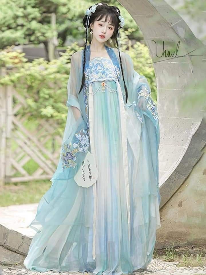 Ancient Hanfu Fashion:The Enchanting Student in Traditional Chinese Attire Ancient Hanfu Fashion:The Enchanting Student in Traditional Chinese Attire