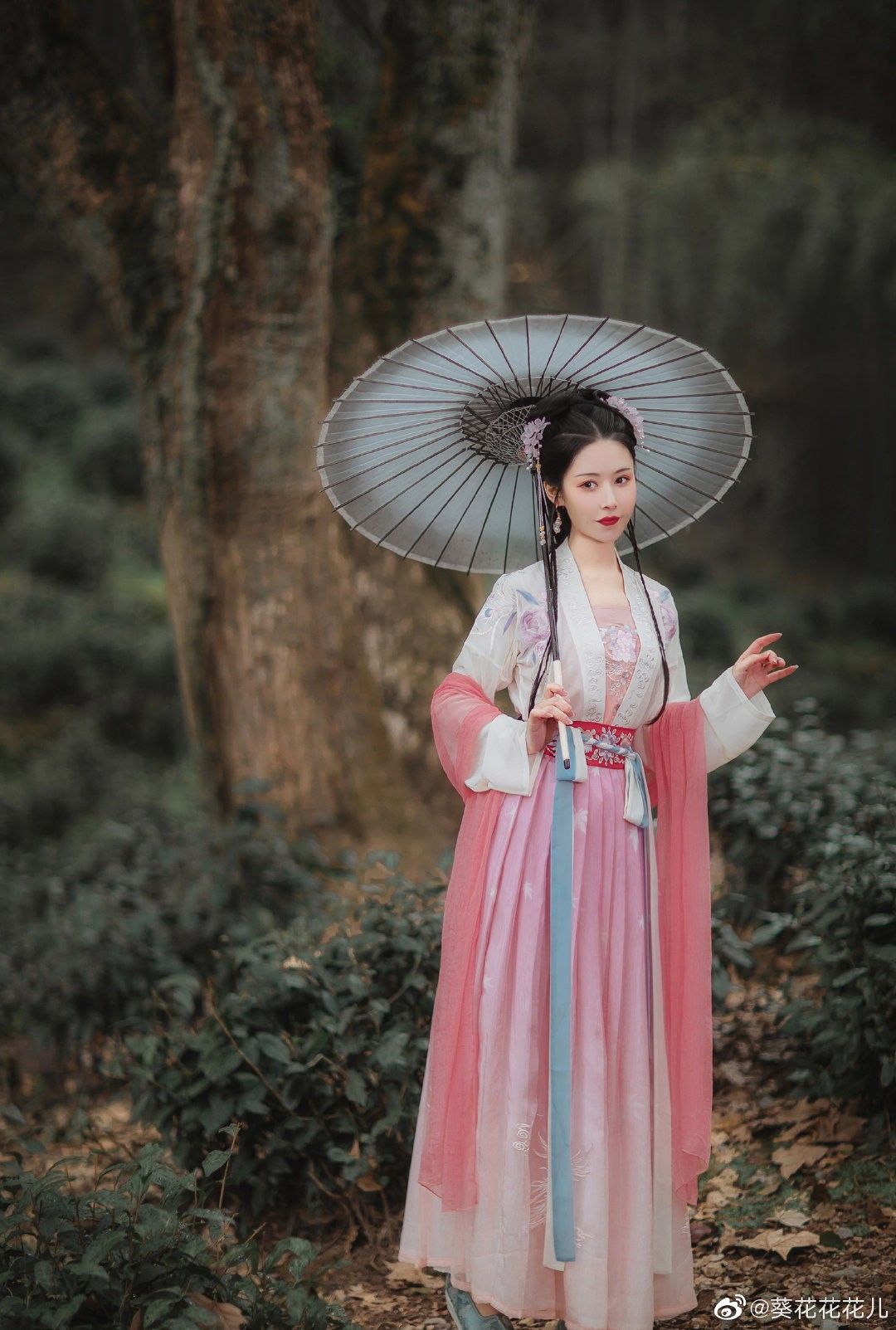 Embracing the Curves:Plus-Size Women in High Heels,Wide Feet,and Cheongsam Elegance Embracing the Curves:Plus-Size Women in High Heels,Wide Feet,and Cheongsam Elegance