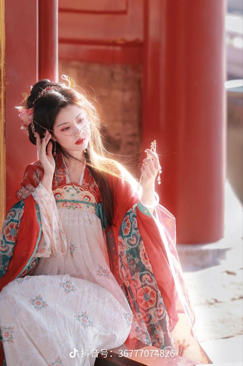 The Rise of Hanfu Strapless Corset and Chest-High Dress:A Cultural Exploration The Rise of Hanfu Strapless Corset and Chest-High Dress:A Cultural Exploration