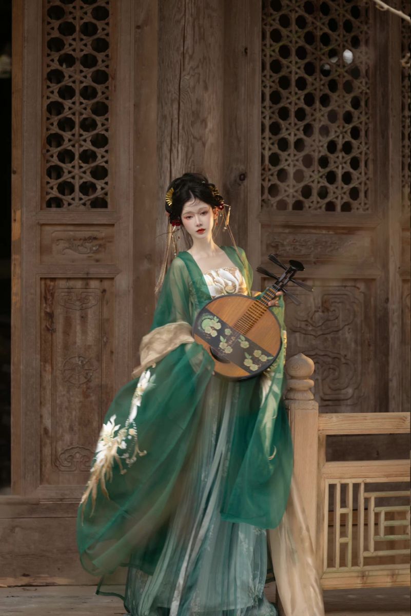 Embroidery-Adorned Halter-Style Hanfu:A Blend of Tradition and Modernity Embroidery-Adorned Halter-Style Hanfu:A Blend of Tradition and Modernity