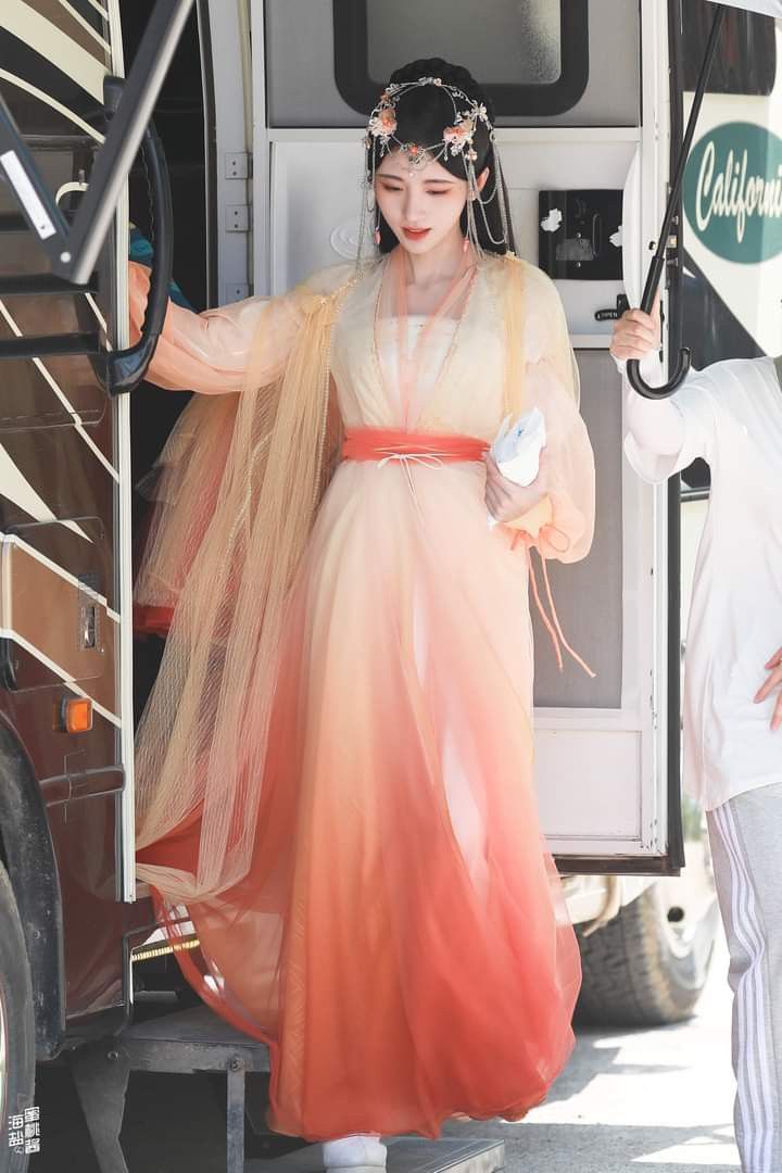The Charm of Pleat Skirt and White Short-sleeved Top The Charm of Pleat Skirt and White Short-sleeved Top