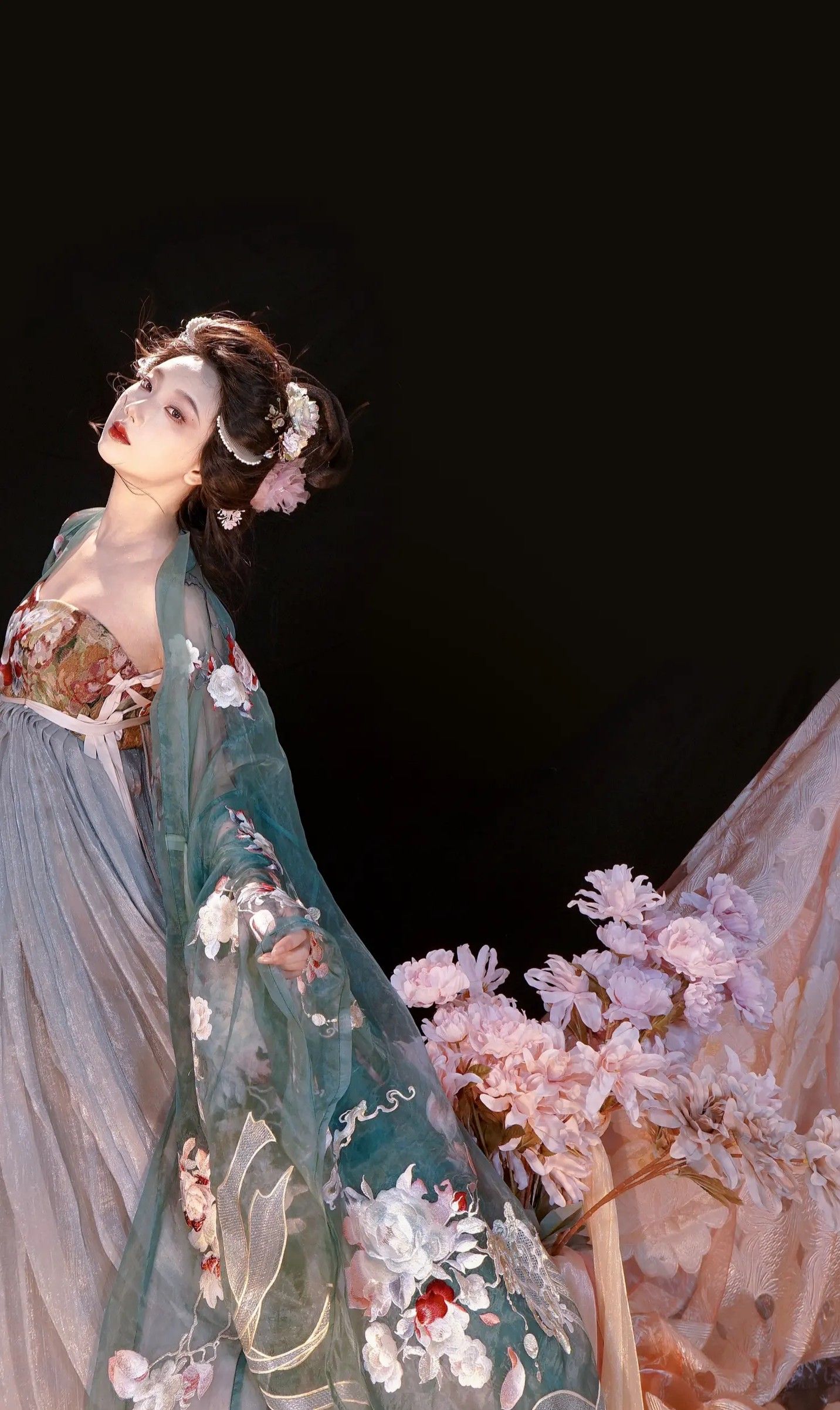 The Red Cheongsam Woman:Embodying Tradition and Modernity The Red Cheongsam Woman:Embodying Tradition and Modernity