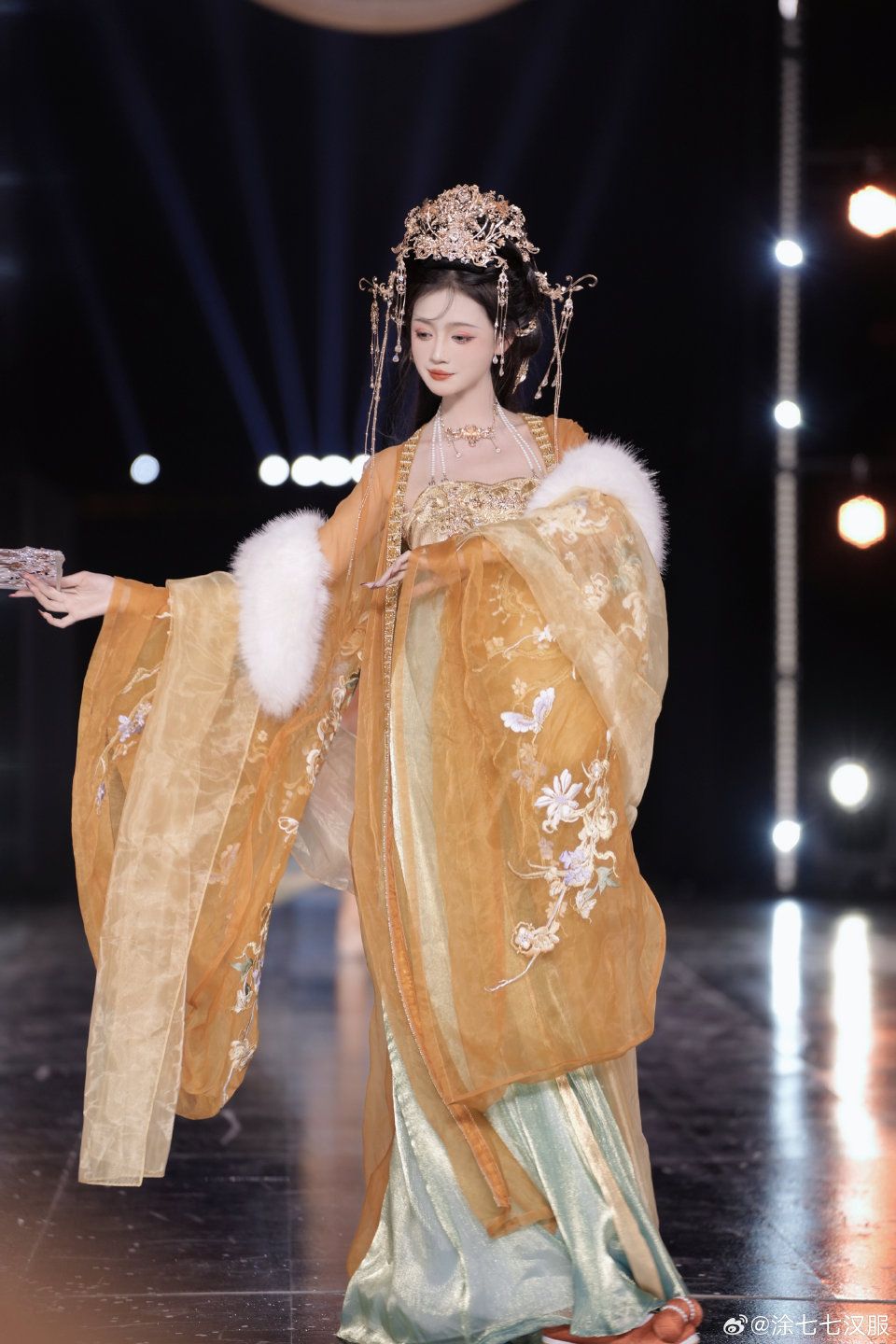 Embracing the Summer in a Cheongsam:The Art of Traditional Chinese Dress Embracing the Summer in a Cheongsam:The Art of Traditional Chinese Dress