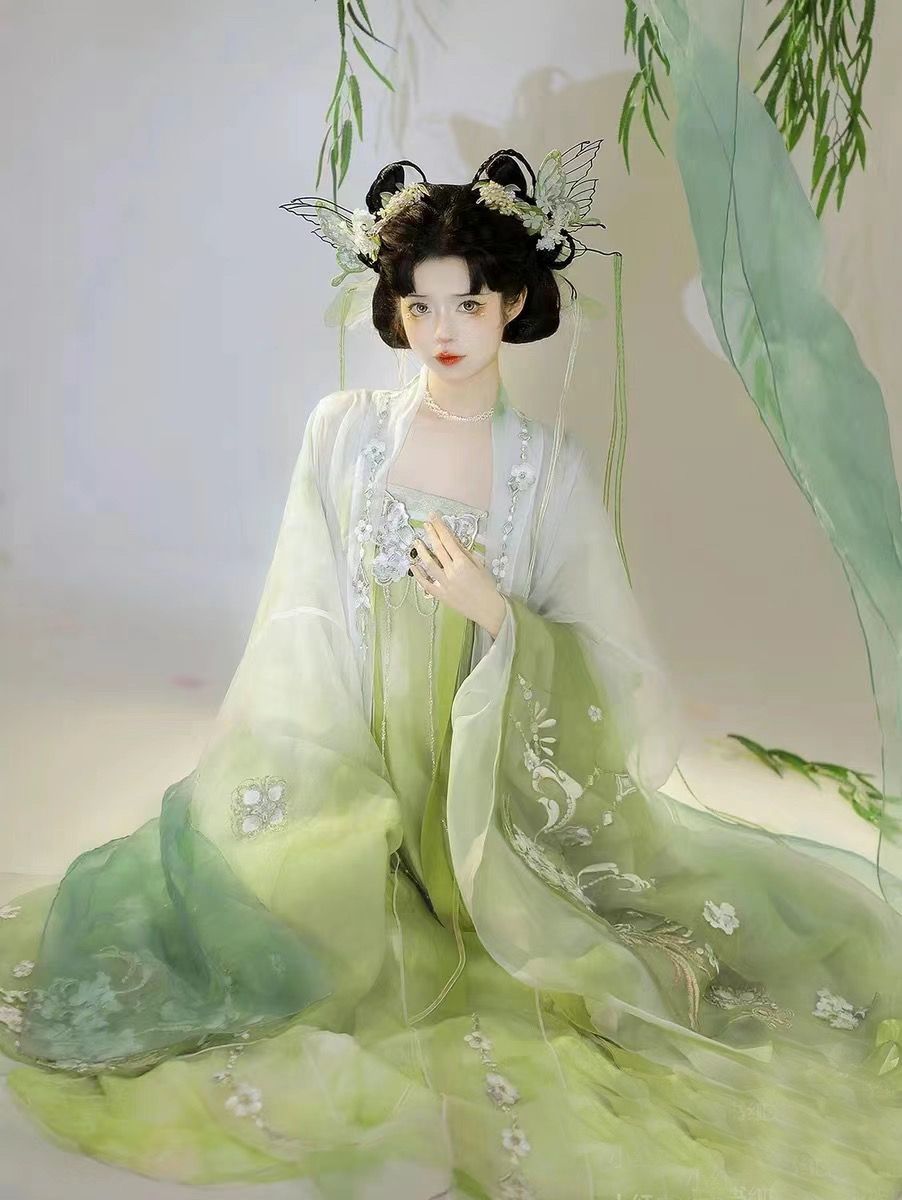 Authentic Hanfu:The Revival of Chiffon Elegance in Traditional Chinese Fashion Authentic Hanfu:The Revival of Chiffon Elegance in Traditional Chinese Fashion