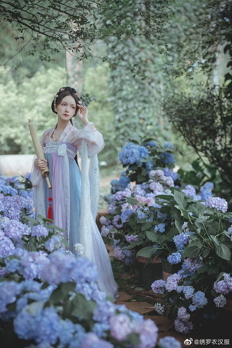Moon-Stepping in Original Hanfu:A Journey Through Timeless Elegance Moon-Stepping in Original Hanfu:A Journey Through Timeless Elegance