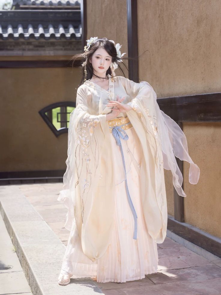 A Summer of Splendor:The 10-Year-Old Hanfu Girl A Summer of Splendor:The 10-Year-Old Hanfu Girl