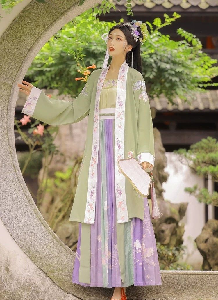 The Evolution of Hair Accessories in Hanfu Fashion:The Case of Edge Clamps The Evolution of Hair Accessories in Hanfu Fashion:The Case of Edge Clamps