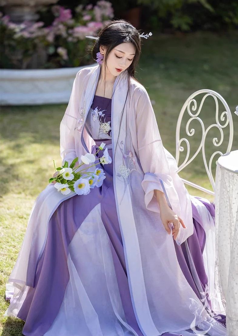 The Rise of Hanfu Fashion:A Girls Journey into the Traditional Chinese Beauty The Rise of Hanfu Fashion:A Girls Journey into the Traditional Chinese Beauty