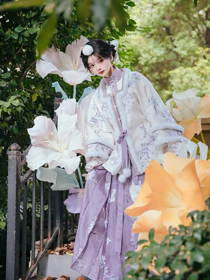 Elegant Qipao Fashion Show:Unveiling the Grace of Fans in Traditional Chinese Attire Elegant Qipao Fashion Show:Unveiling the Grace of Fans in Traditional Chinese Attire