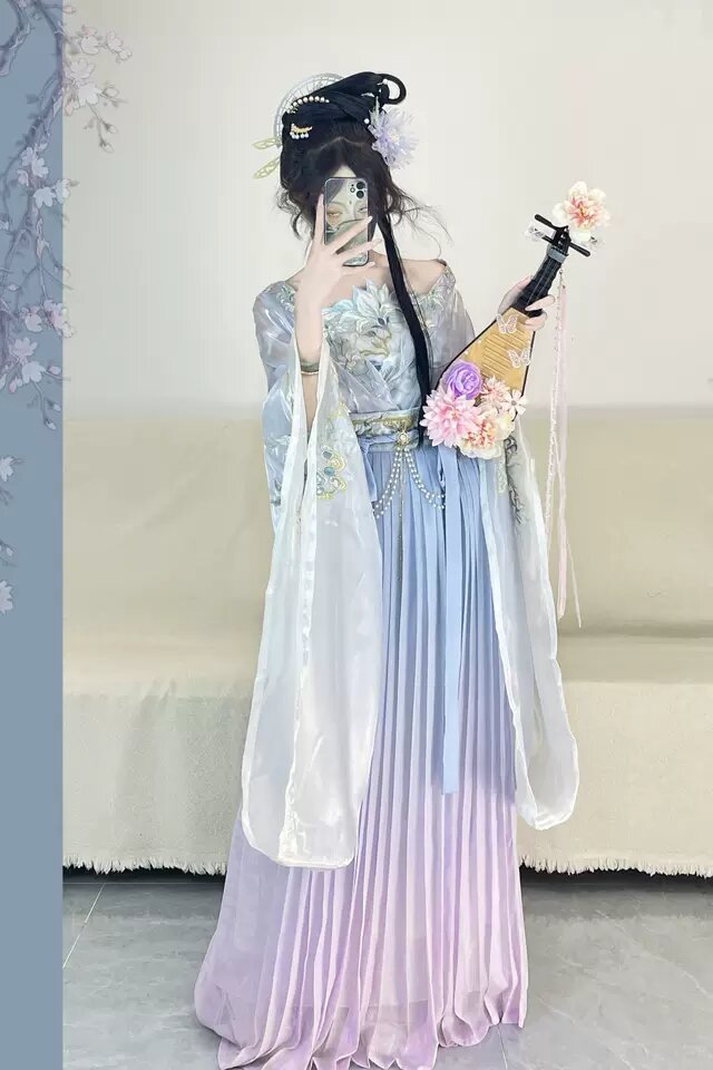The Journey of a Female Student into the World of Traditional Chinese Hanfu Fashion The Journey of a Female Student into the World of Traditional Chinese Hanfu Fashion