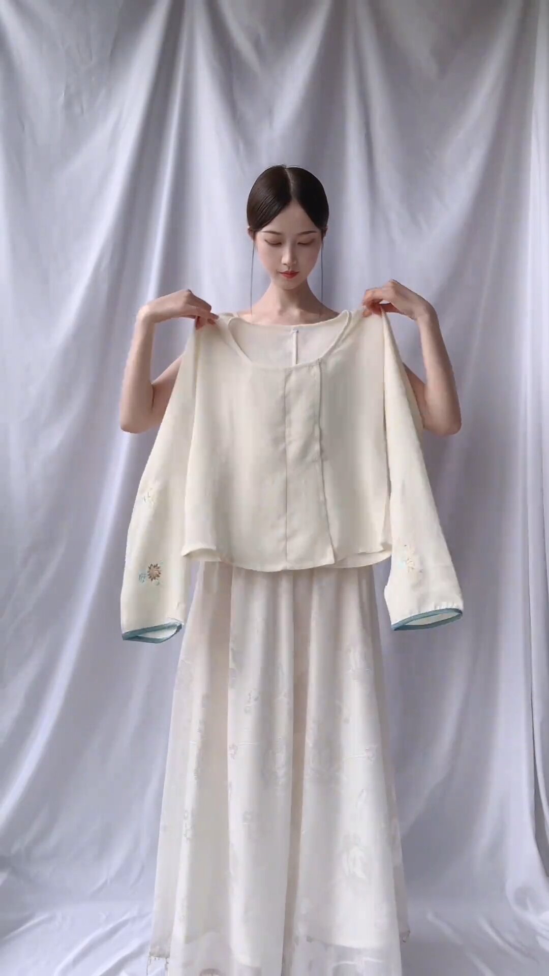 Embracing Modernity in Traditional Cheongsam:The Newest Fashion Runway Hits Embracing Modernity in Traditional Cheongsam:The Newest Fashion Runway Hits