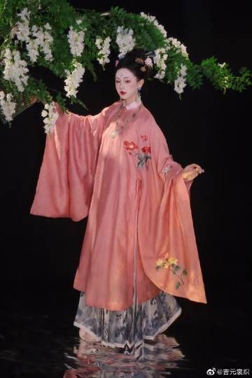 The Enchantment of Flowing Mists and Past Coolness:The Revival of Hanfu Fashion The Enchantment of Flowing Mists and Past Coolness:The Revival of Hanfu Fashion