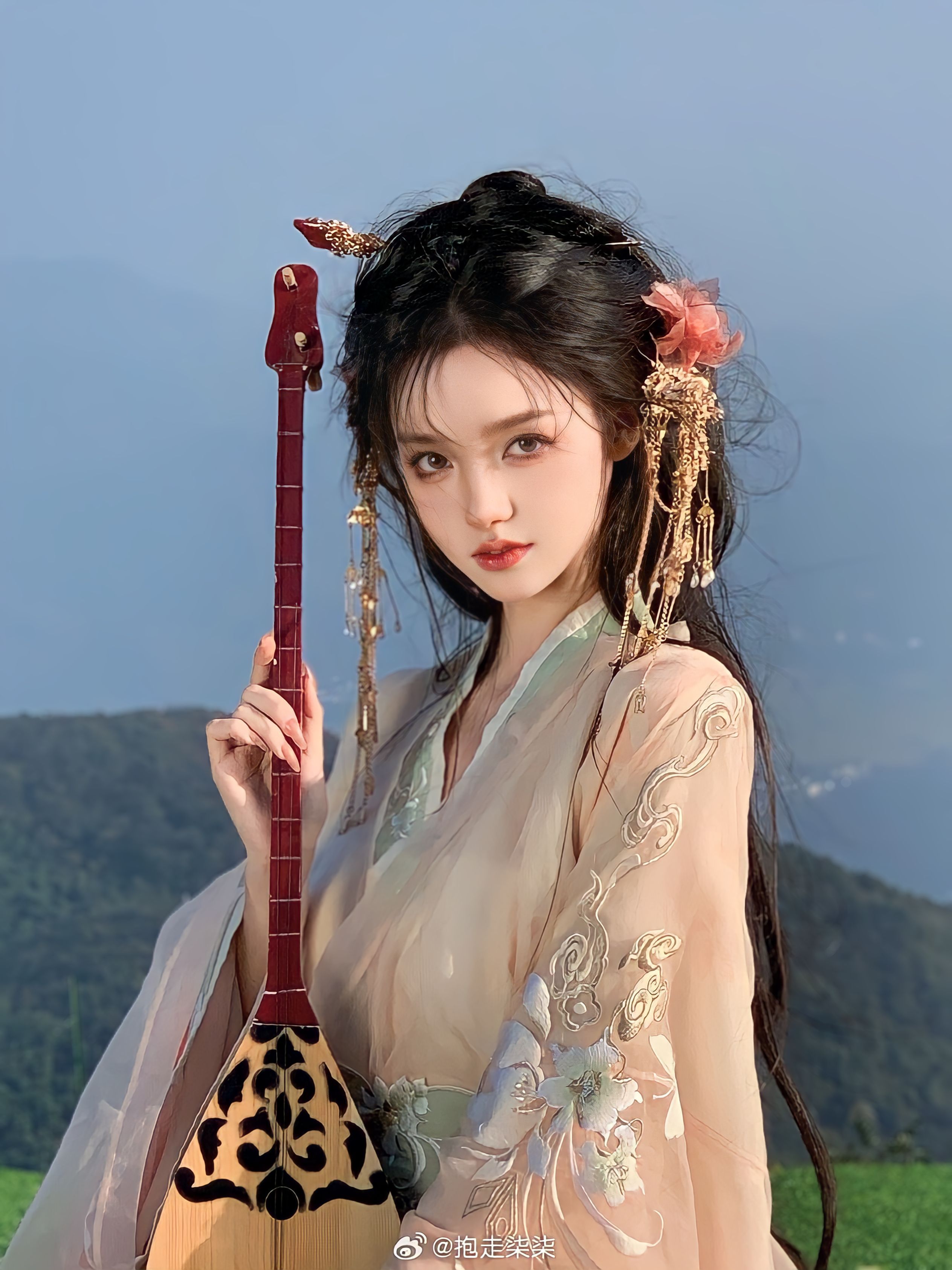 Stage Splendor:The Enchantment of Cheongsam in Traditional Chinese Dance Performances Stage Splendor:The Enchantment of Cheongsam in Traditional Chinese Dance Performances