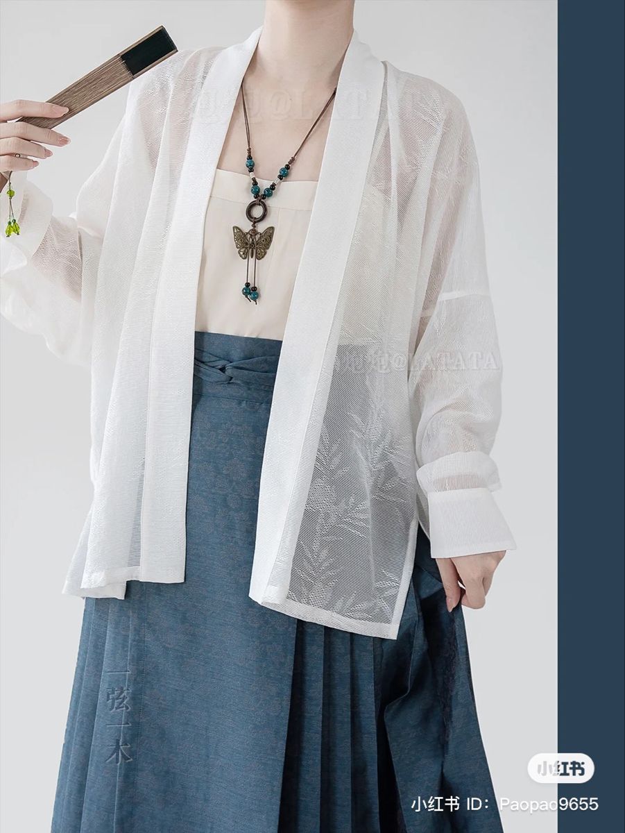 Traditional Chinese Style with a Modern Twist:The Horseface Skirt and Blouse Traditional Chinese Style with a Modern Twist:The Horseface Skirt and Blouse