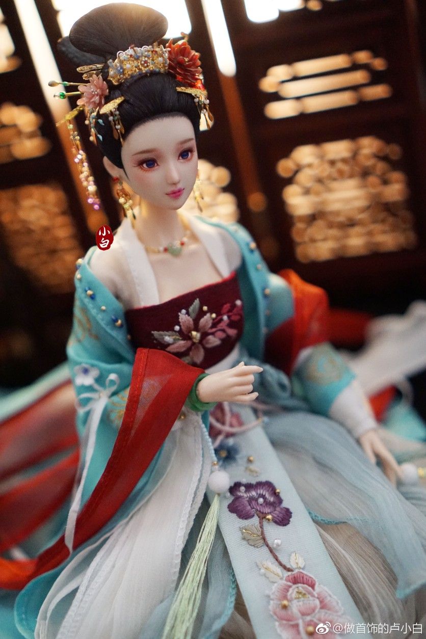 Splendid Journey into the World of Hanfu:A Journey of Colorful Prospects Splendid Journey into the World of Hanfu:A Journey of Colorful Prospects