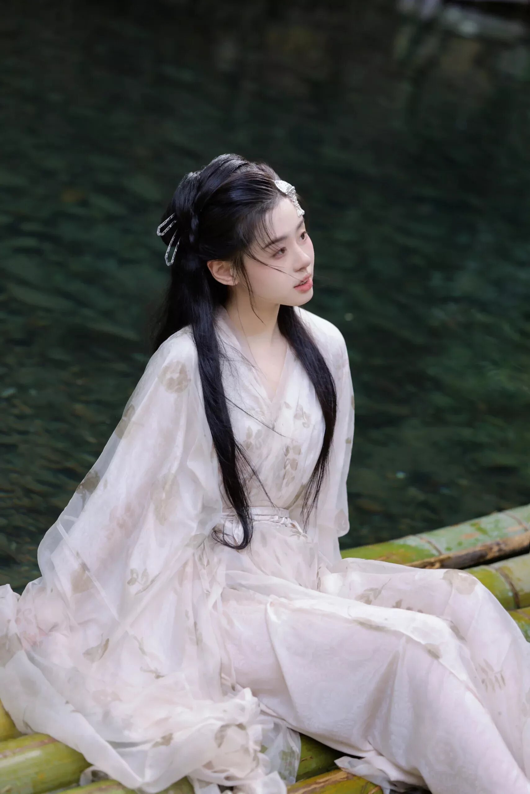 Elegant Long-Style Golden Silk Cheongsam:A Blend of Tradition and Modernism in Light Colors Elegant Long-Style Golden Silk Cheongsam:A Blend of Tradition and Modernism in Light Colors