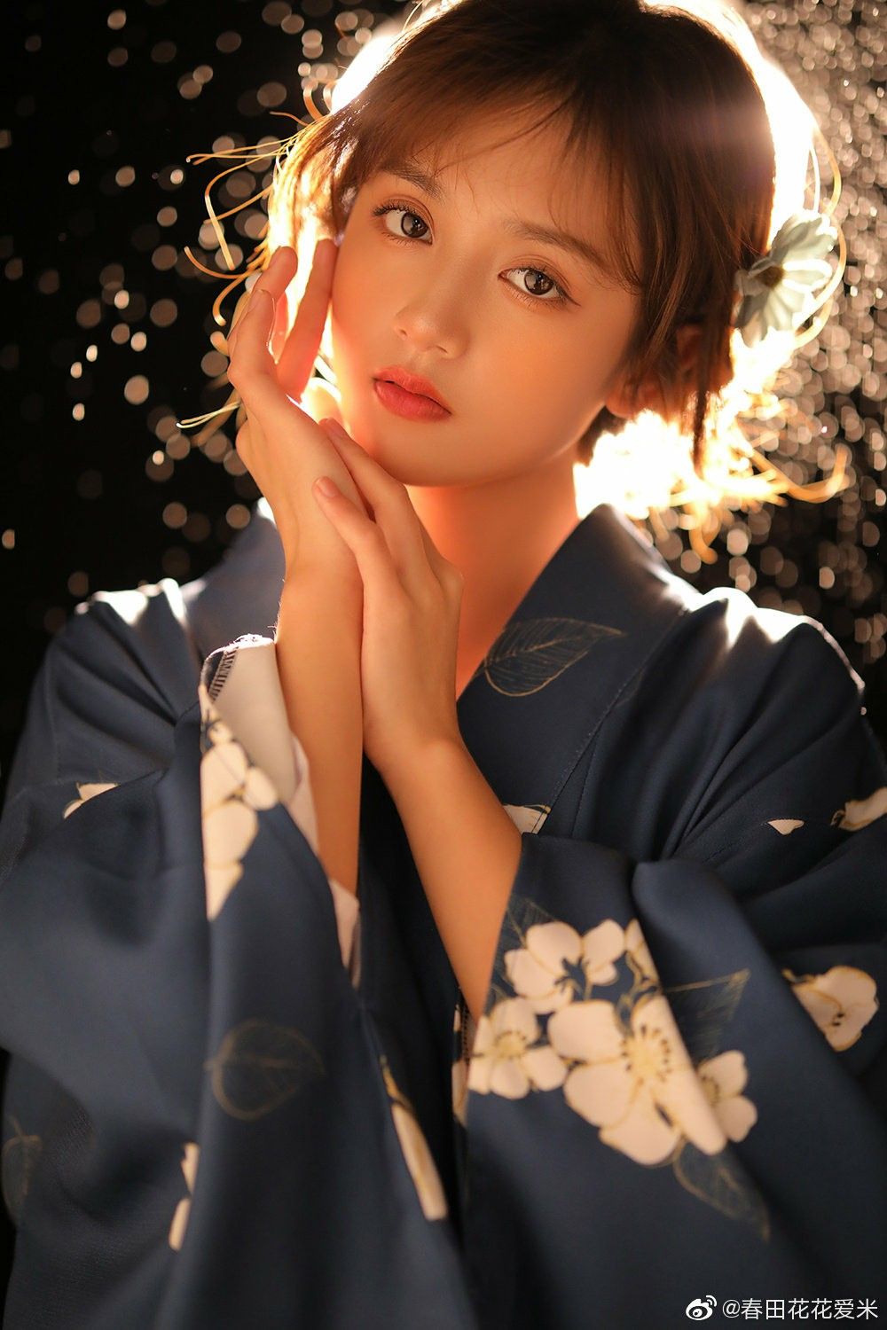 White Knitwear Cardigan Paired with Cheongsam:A Stylish Blend of Traditional and Modern Elegance White Knitwear Cardigan Paired with Cheongsam:A Stylish Blend of Traditional and Modern Elegance
