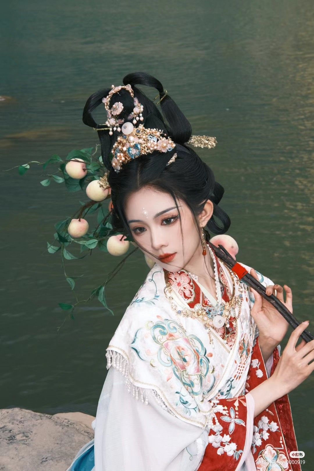 A Little Girl in a Horseface Skirt and Black Top:Fashion Trends in Traditional Chinese Clothing A Little Girl in a Horseface Skirt and Black Top:Fashion Trends in Traditional Chinese Clothing