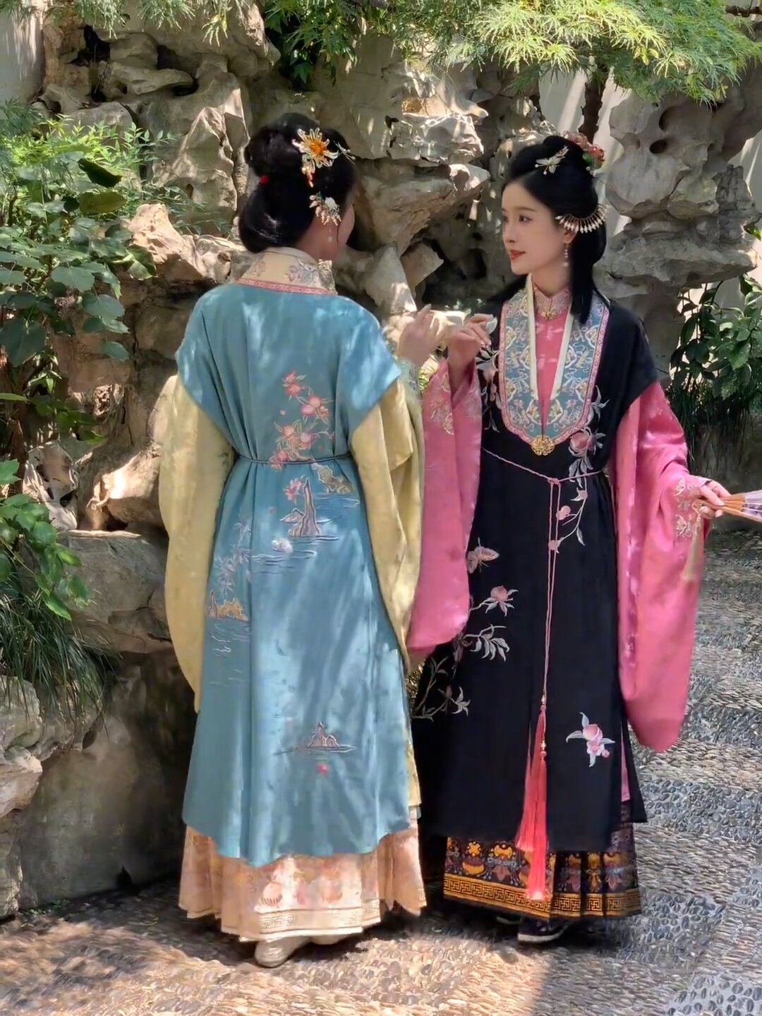 The Traditional Charm of Long Cheongsam:A Glimpse into Chinese Heritage The Traditional Charm of Long Cheongsam:A Glimpse into Chinese Heritage