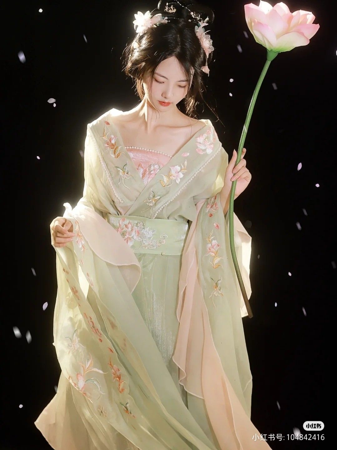Ethereal Beauty in Traditional Chinese Fashion:The Enchantment of Hanfu Cheongsam Ethereal Beauty in Traditional Chinese Fashion:The Enchantment of Hanfu Cheongsam