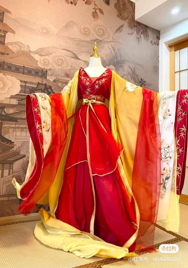 Magnificent Gowns of Real Silk:The Allure of Qipao in a New Light Magnificent Gowns of Real Silk:The Allure of Qipao in a New Light